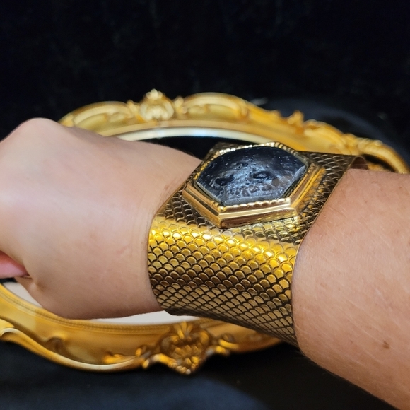 Vintage Black Obsidian Stone Bezel Fish Scale Cuff Gold Bracelet - Picture 6 of 14